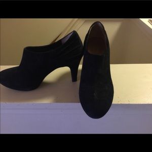 Round toe suede booties